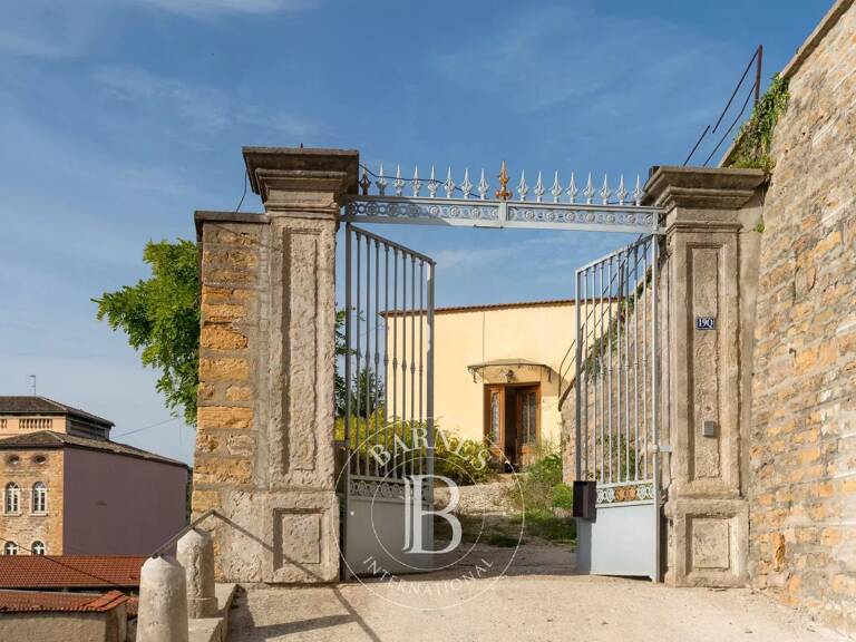 Caluire Et Cuire - Maison de ville d'environ 35 m² - extérieur de 189 m² — photo 1