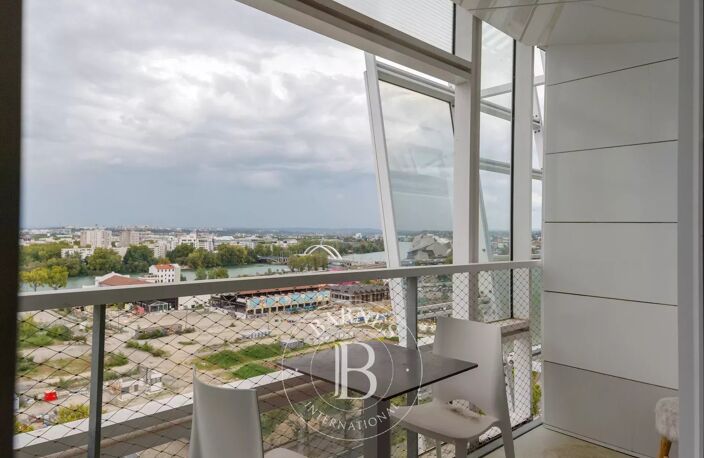 Lyon 2 - Confluence - Studio de 28,90 m² - Balcon — photo 2