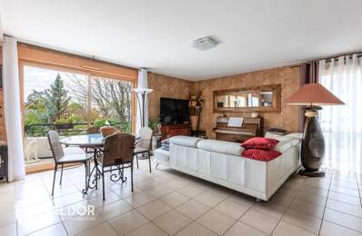 Bel Appartement  Lumineux T 4 avec terrasse et garage — photo du bien