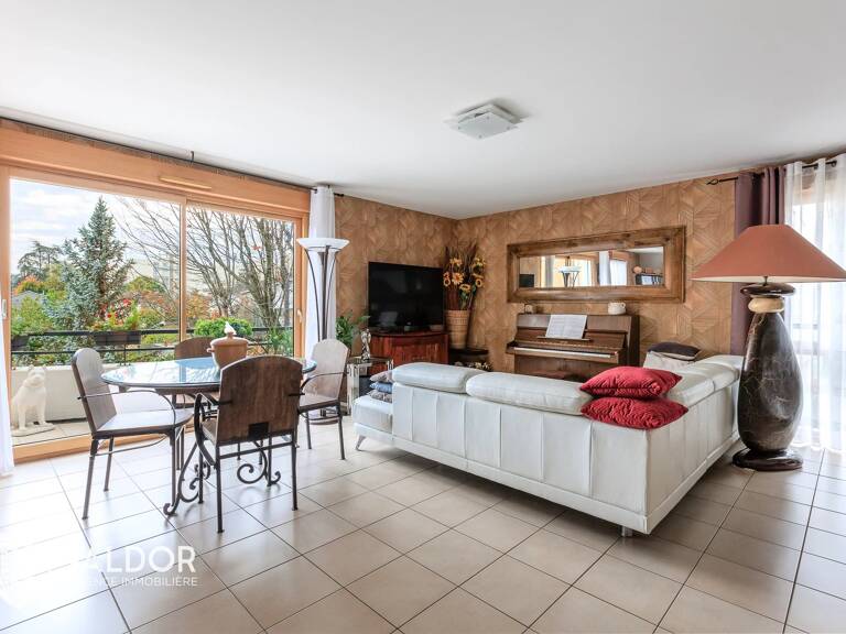 Bel Appartement  Lumineux T 4 avec terrasse et garage — photo 1