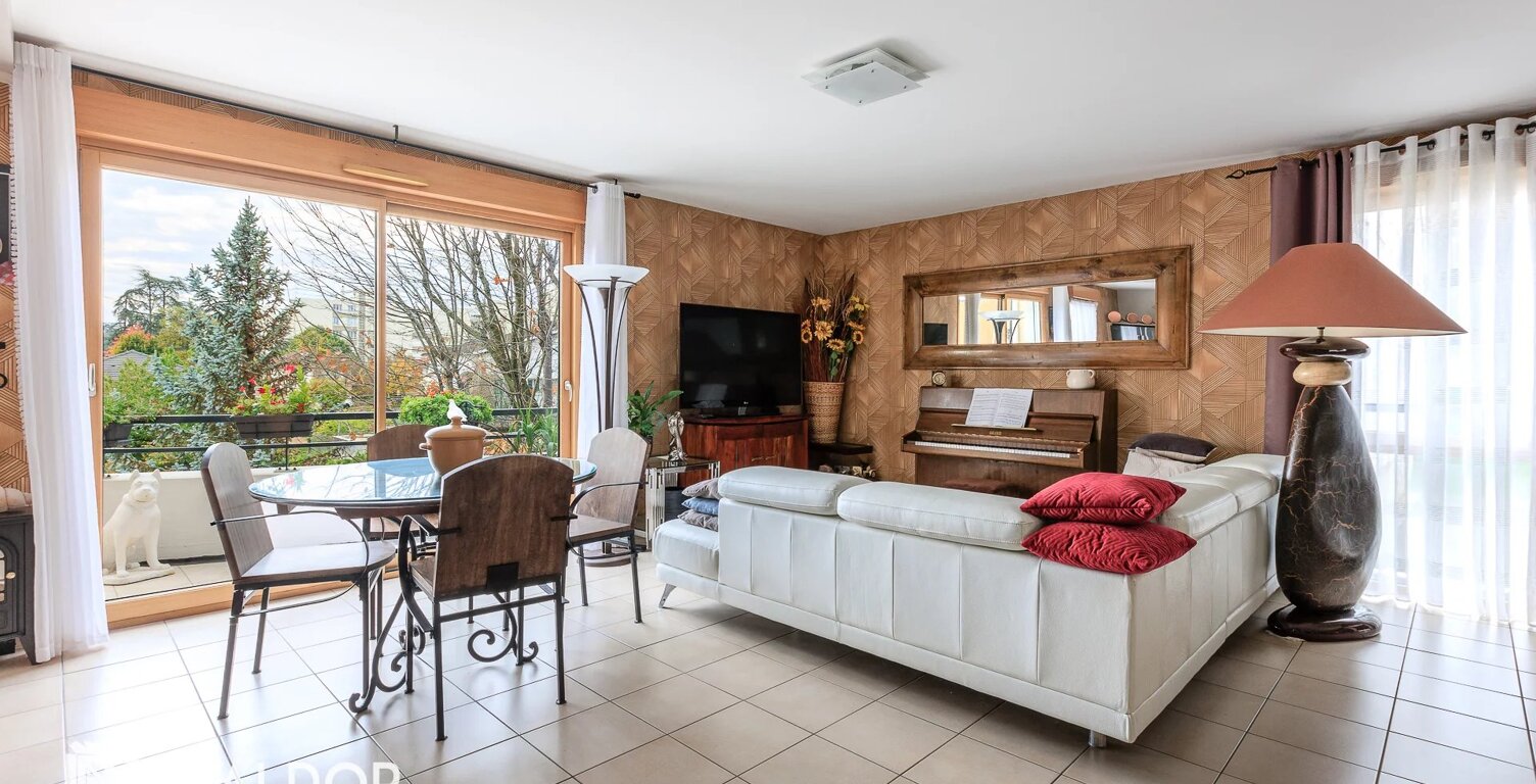 Bel Appartement  Lumineux T 4 avec terrasse et garage — photo 1