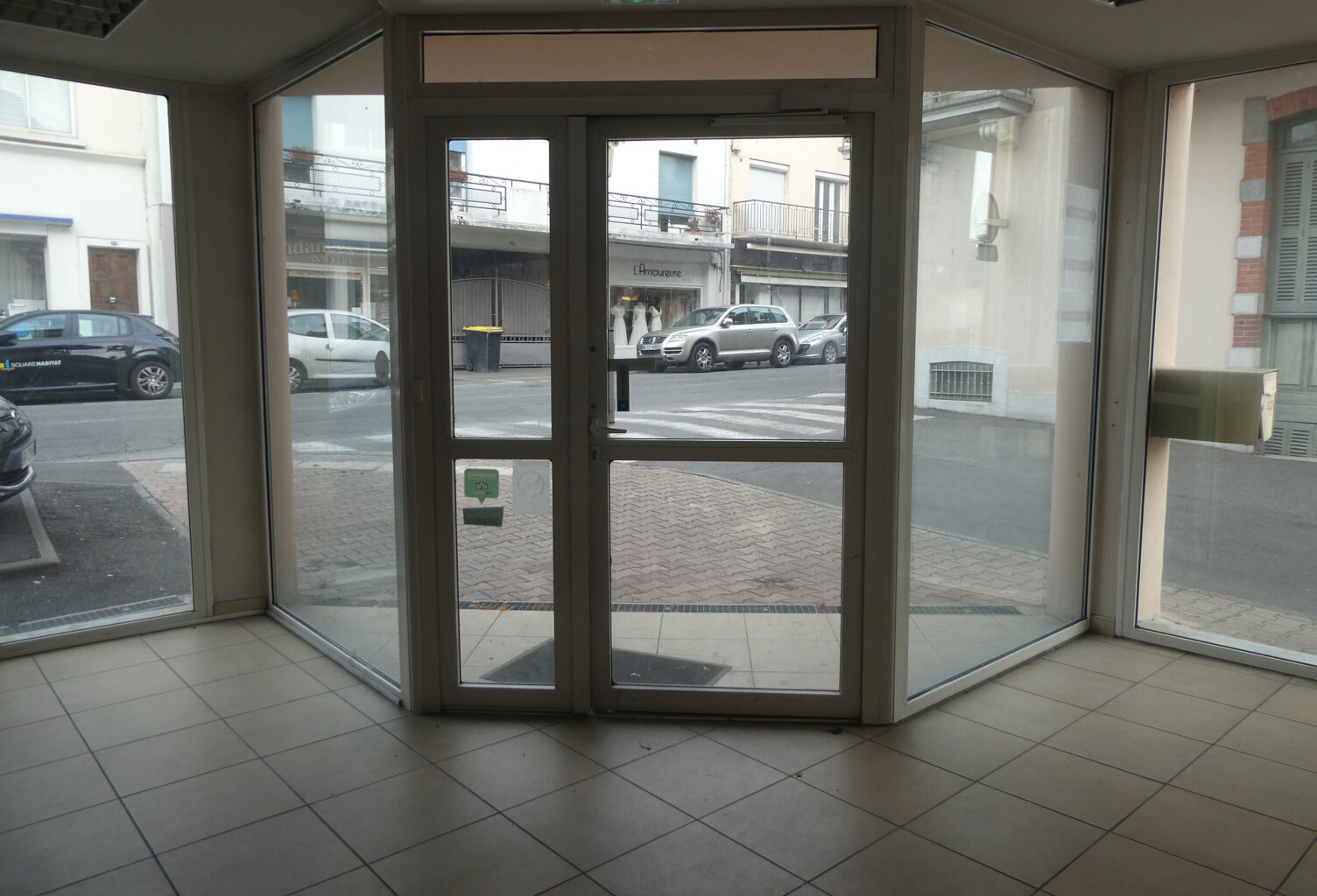 Proche centre local commercial de plain-pied de 110m2: entré — photo 1
