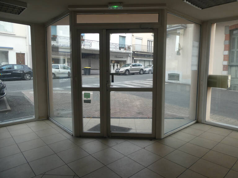 Proche centre local commercial de plain-pied de 110m2: entré — photo 1