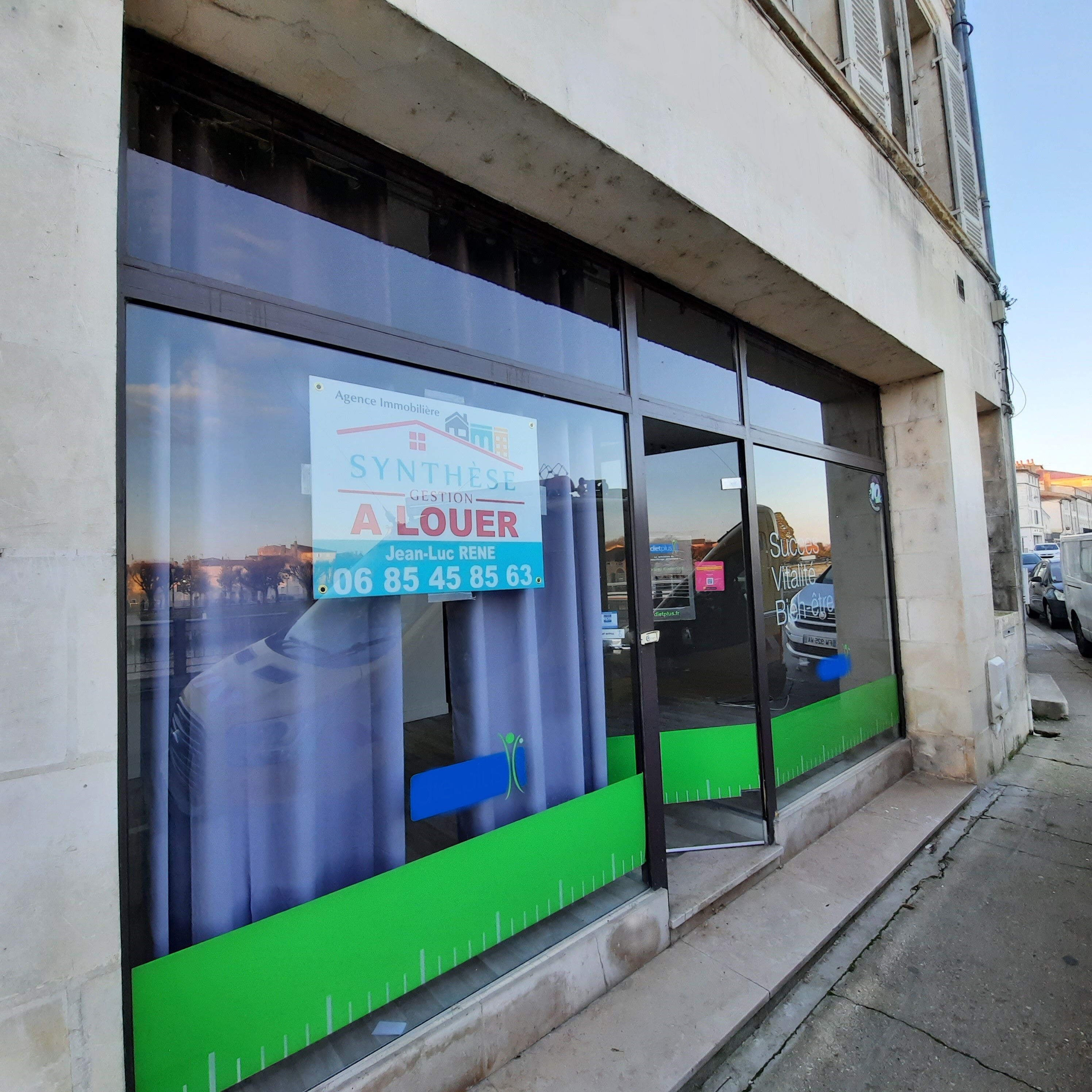 Local commercial  T4 à louer Saintes 17100