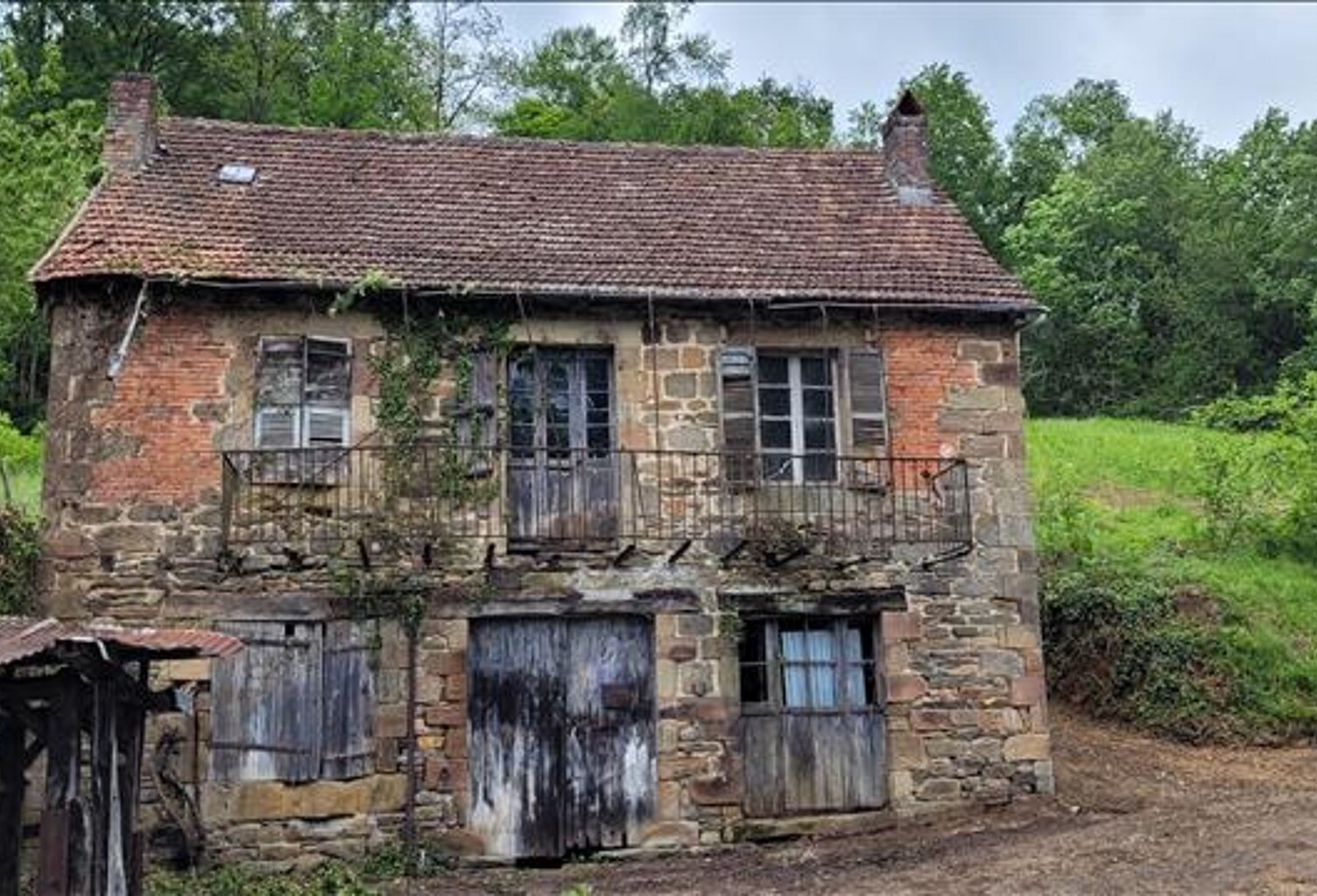 Maison en pierre de 4 pièces principales — photo 1