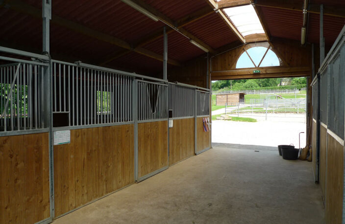 Centre équestre à vendre sur 7 200 m² — photo 4