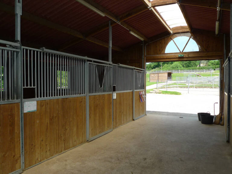 Centre équestre à vendre sur 7 200 m² — photo 1