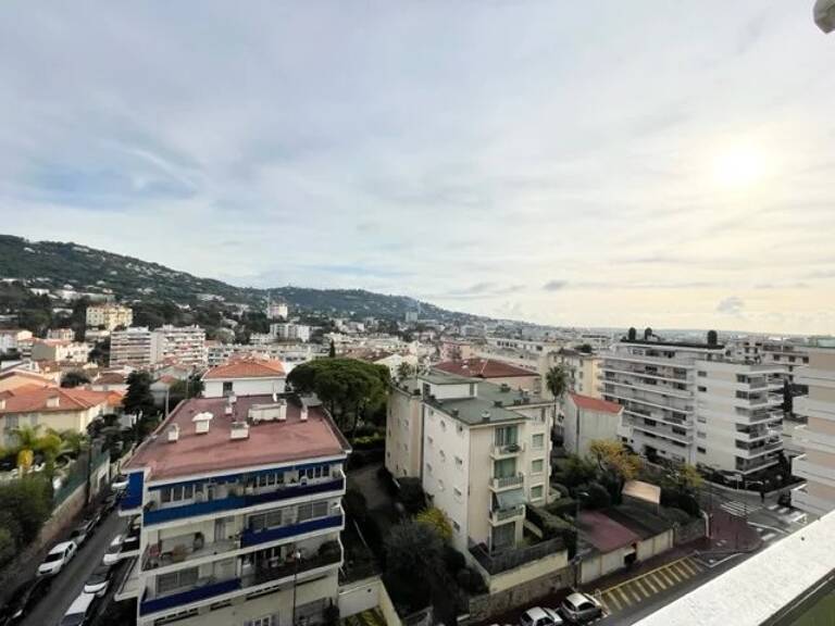 CANNES - ANGLE CARNOT LORD BYRON - ETAGE ELEVE - 3 PIECES TERRASSES - GARAGE - CAVE — photo 1