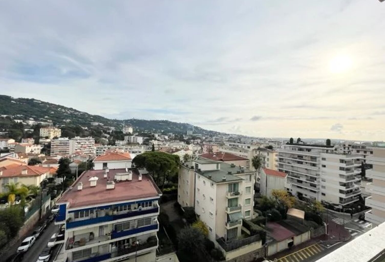 CANNES - ANGLE CARNOT LORD BYRON - ETAGE ELEVE - 3 PIECES TERRASSES - GARAGE - CAVE — photo 1