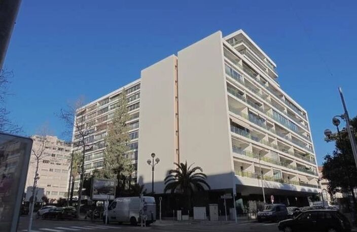 CANNES - ANGLE CARNOT LORD BYRON - ETAGE ELEVE - 3 PIECES TERRASSES - GARAGE - CAVE — photo 2