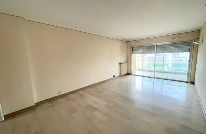 CANNES - ANGLE CARNOT LORD BYRON - ETAGE ELEVE - 3 PIECES TERRASSES - GARAGE - CAVE — photo 3