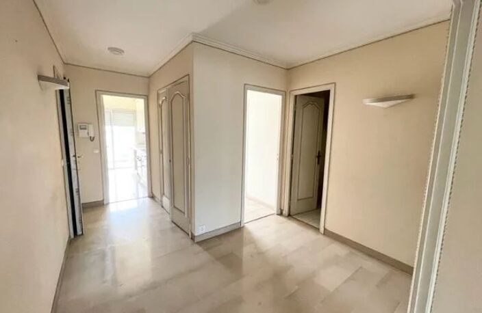 CANNES - ANGLE CARNOT LORD BYRON - ETAGE ELEVE - 3 PIECES TERRASSES - GARAGE - CAVE — photo 4