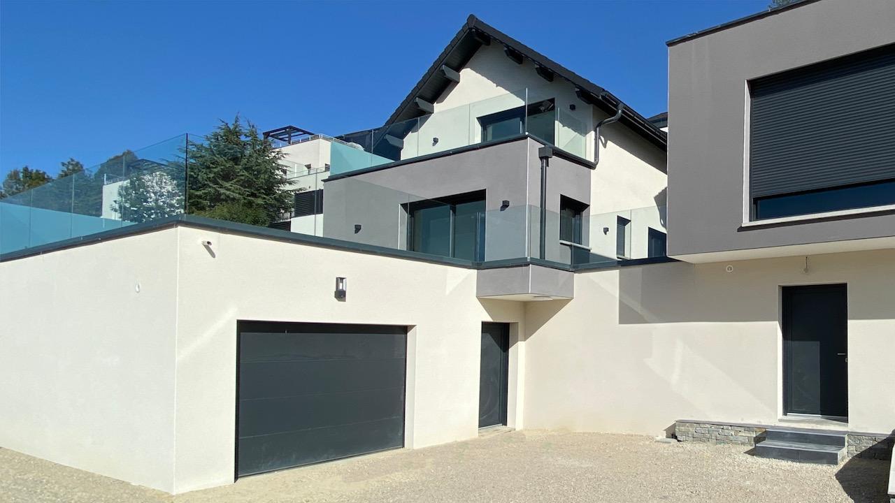 Appartement /Villa neuve 110 m2, cour, garage, terrasse, petit terrain