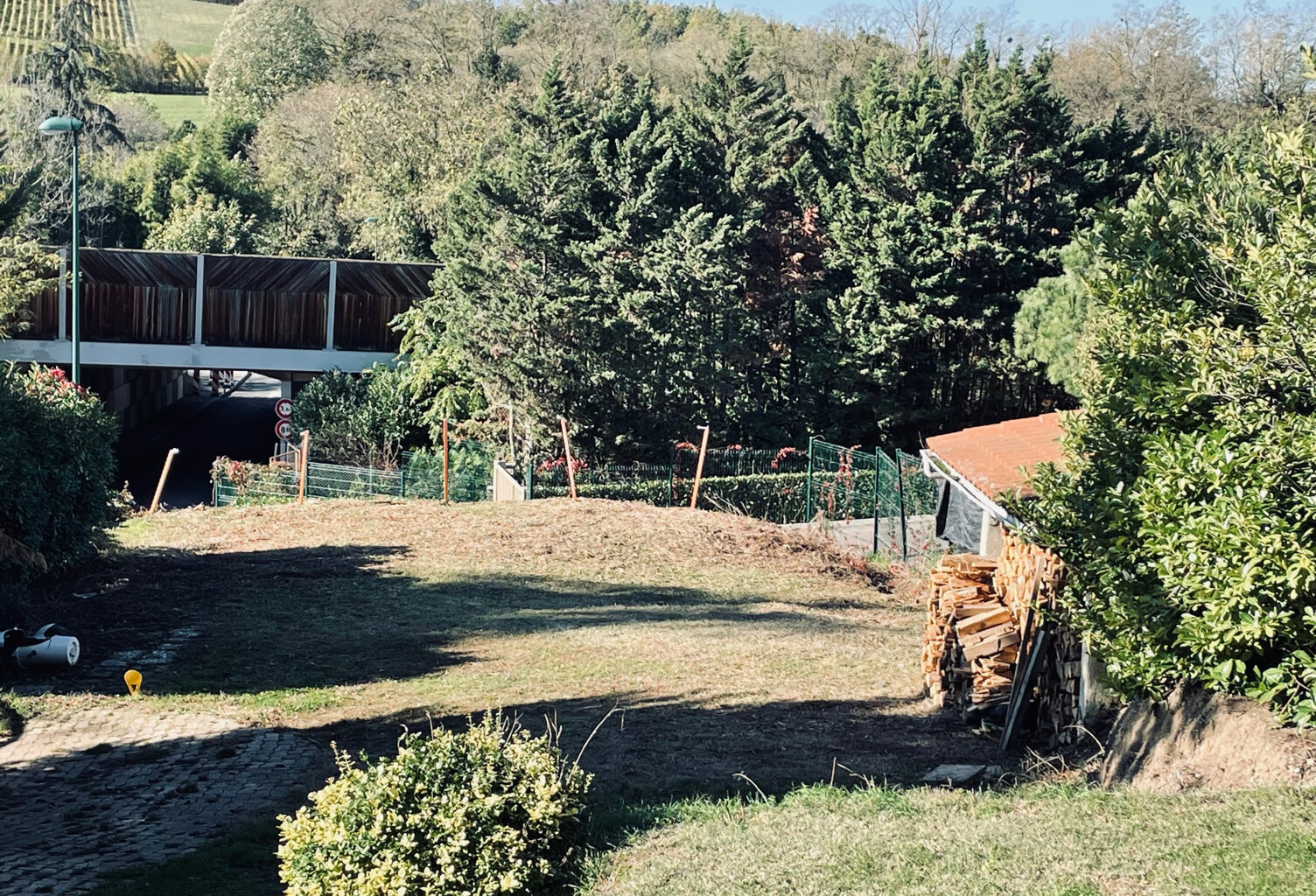 PLEIN CENTRE DU VILLAGE DE LISSIEU / Terrain à bâtir de 343m — photo 1