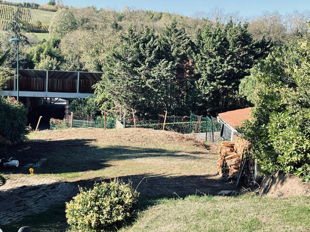 PLEIN CENTRE DU VILLAGE DE LISSIEU / Terrain à bâtir de 343m — photo du bien