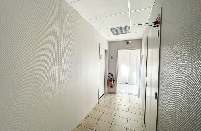 6 bureaux à louer — photo 3