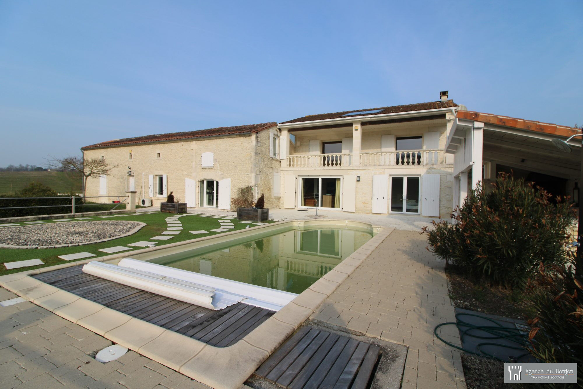 Villa / Maison  T9 à vendre Segonzac 16130