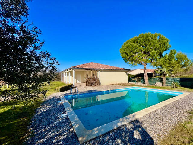 Située sur la commune du Lédat, cette maison récente de 131,71 m2 habitables vous séduira par ses prestations de haute qualité. Poussez la porte pour découvrir une spacieuse pièce de vie de 50,16 m2, donnant sur l'extérieur. La belle cuisine aménagée et é — photo du bien