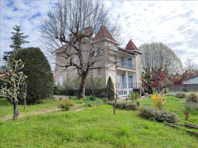 Maison de bourg de 8 pièces principales — photo du bien