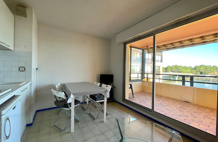 CAPBRETON PLAGE - T2 VUE PORT ET CANAL AVEC TERRASSE ET PARKING — photo 4