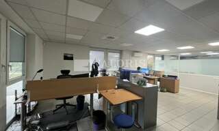 Bureau  200 m² à louer à Bron (69500)