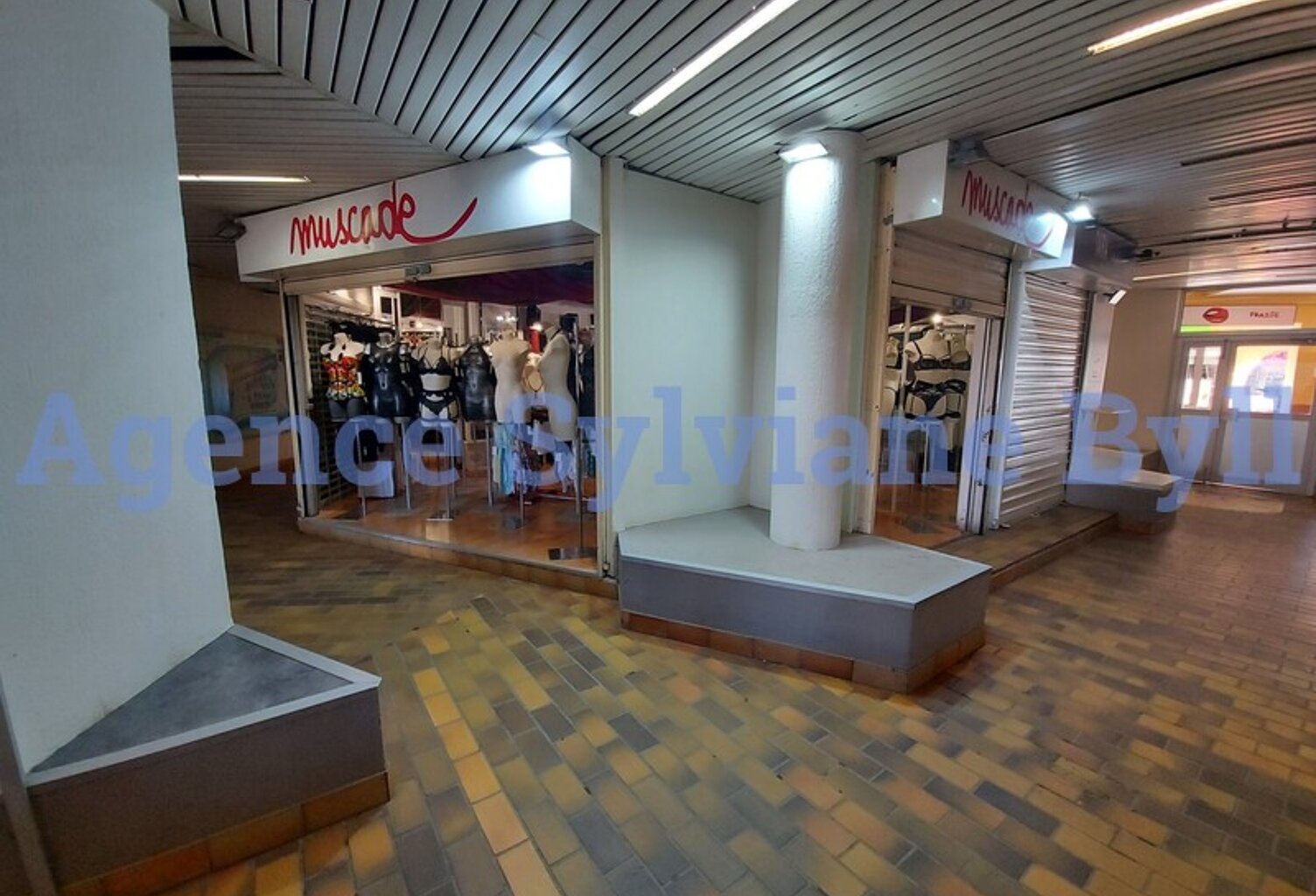 Magasin (Vêtements, Chaussures, etc.) — photo 1