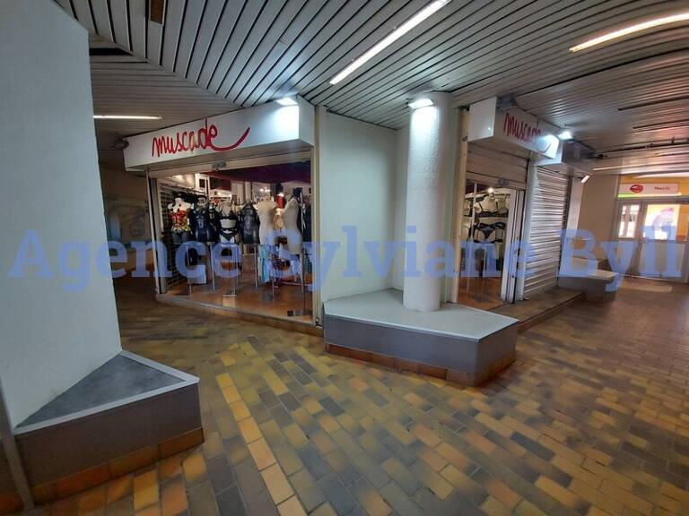 Magasin (Vêtements, Chaussures, etc.) — photo 1