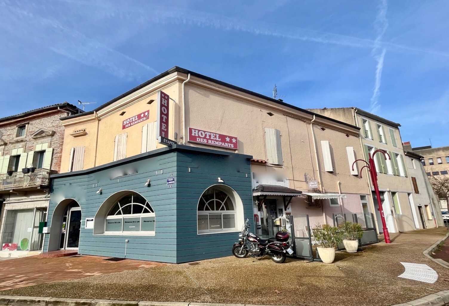 En plein coeur de la bastide de Villeneuve sur Lot, proche du Lot, cet hôtel-restaurant affiche une surface globale de 536,1 m2 ! La partie restaurant, d'une surface de 261,03 m2, se compose d'un sas d'entrée et de trois grandes salles de réception. Une c — photo 1