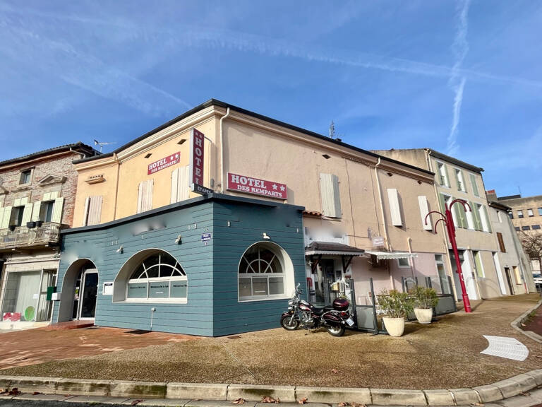 En plein coeur de la bastide de Villeneuve sur Lot, proche du Lot, cet hôtel-restaurant affiche une surface globale de 536,1 m2 ! La partie restaurant, d'une surface de 261,03 m2, se compose d'un sas d'entrée et de trois grandes salles de réception. Une c — photo 1