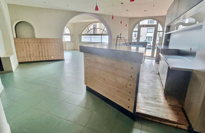 En plein coeur de la bastide de Villeneuve sur Lot, proche du Lot, cet hôtel-restaurant affiche une surface globale de 536,1 m2 ! La partie restaurant, d'une surface de 261,03 m2, se compose d'un sas d'entrée et de trois grandes salles de réception. Une c — photo 3