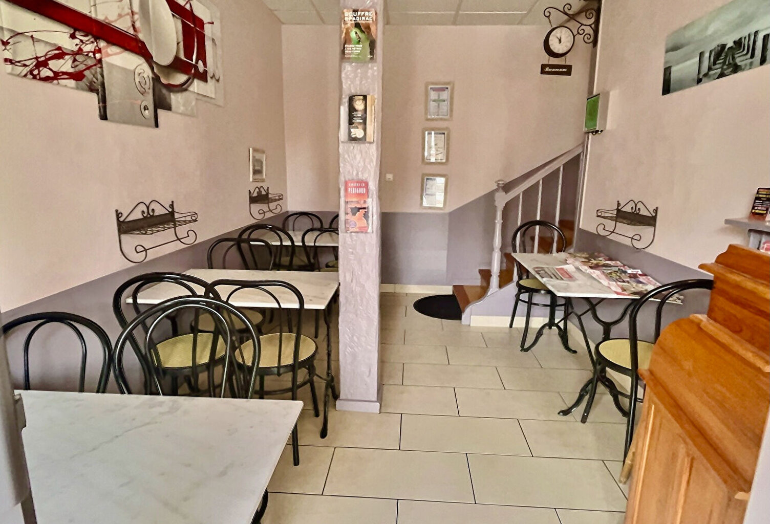 En plein centre-ville de Villeneuve sur Lot, découvrez ce bel hôtel de 301,79 m2 répartis sur 3 niveaux. Il se compose en rez-de-chaussée d'une grande entrée de 70 m2, qui serait parfaite en guise de salle de restaurant, notamment grâce à la cuisine de 39 — photo 1