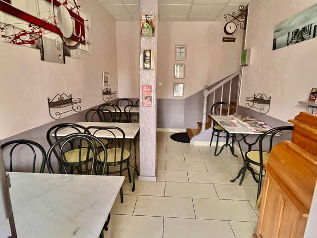 En plein centre-ville de Villeneuve sur Lot, découvrez ce bel hôtel de 301,79 m2 répartis sur 3 niveaux. Il se compose en rez-de-chaussée d'une grande entrée de 70 m2, qui serait parfaite en guise de salle de restaurant, notamment grâce à la cuisine de 39 — photo du bien