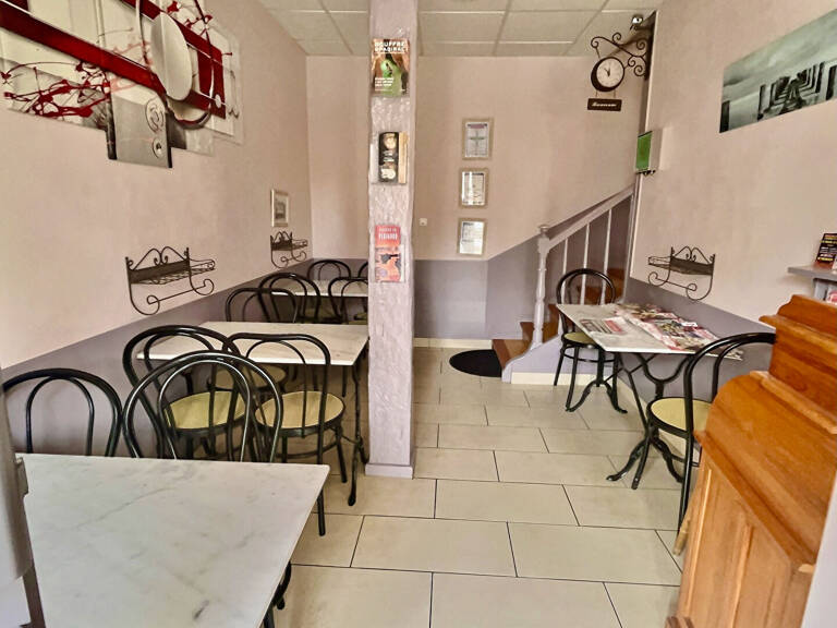 En plein centre-ville de Villeneuve sur Lot, découvrez ce bel hôtel de 301,79 m2 répartis sur 3 niveaux. Il se compose en rez-de-chaussée d'une grande entrée de 70 m2, qui serait parfaite en guise de salle de restaurant, notamment grâce à la cuisine de 39 — photo 1