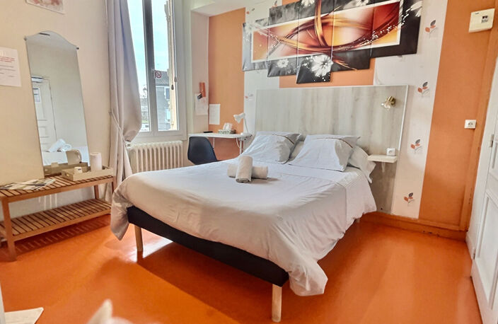 En plein centre-ville de Villeneuve sur Lot, découvrez ce bel hôtel de 301,79 m2 répartis sur 3 niveaux. Il se compose en rez-de-chaussée d'une grande entrée de 70 m2, qui serait parfaite en guise de salle de restaurant, notamment grâce à la cuisine de 39 — photo 2