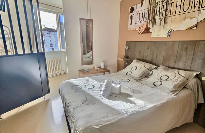 En plein centre-ville de Villeneuve sur Lot, découvrez ce bel hôtel de 301,79 m2 répartis sur 3 niveaux. Il se compose en rez-de-chaussée d'une grande entrée de 70 m2, qui serait parfaite en guise de salle de restaurant, notamment grâce à la cuisine de 39 — photo 3