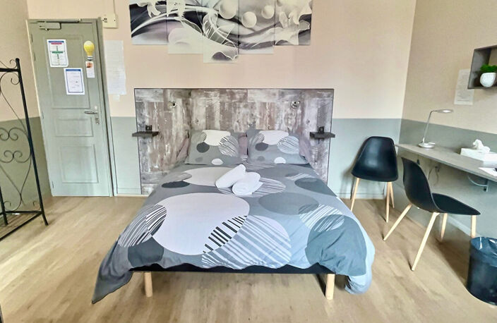 En plein centre-ville de Villeneuve sur Lot, découvrez ce bel hôtel de 301,79 m2 répartis sur 3 niveaux. Il se compose en rez-de-chaussée d'une grande entrée de 70 m2, qui serait parfaite en guise de salle de restaurant, notamment grâce à la cuisine de 39 — photo 4