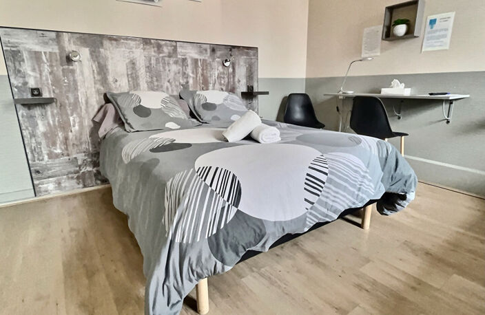 En plein centre-ville de Villeneuve sur Lot, découvrez ce bel hôtel de 301,79 m2 répartis sur 3 niveaux. Il se compose en rez-de-chaussée d'une grande entrée de 70 m2, qui serait parfaite en guise de salle de restaurant, notamment grâce à la cuisine de 39 — photo 5