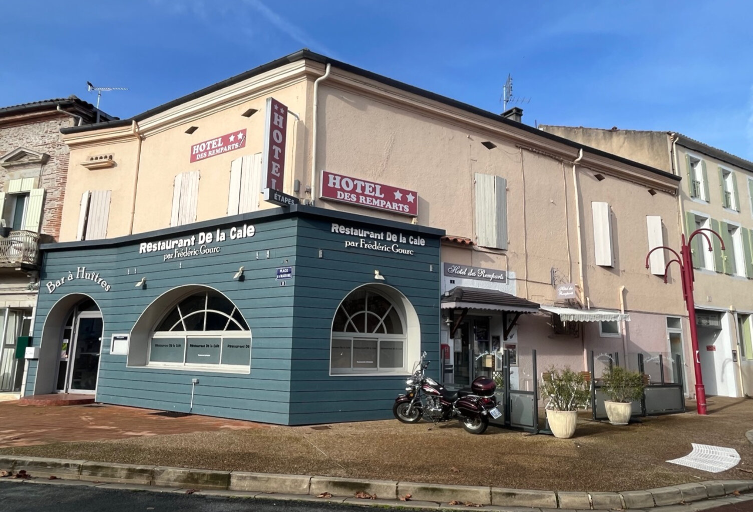 Sur la commune de Villeneuve sur Lot, ce local commercial d'une surface de 260 m2 avec parking à proximité n'attend que vous ! Idéalement situé au coeur de la Bastide, il se compose d'un sas d'entrée et de trois grandes salles. Vous y trouverez également — photo 1