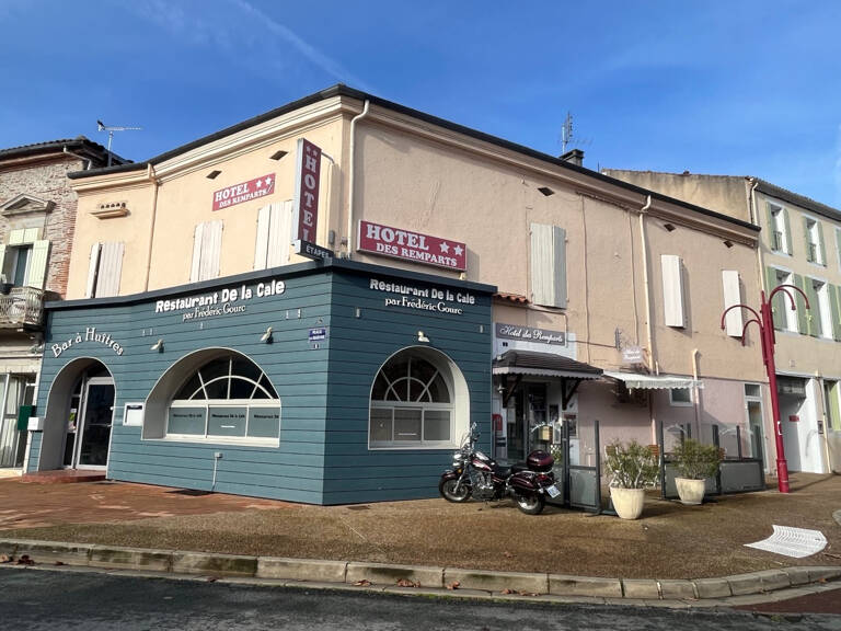 Sur la commune de Villeneuve sur Lot, ce local commercial d'une surface de 260 m2 avec parking à proximité n'attend que vous ! Idéalement situé au coeur de la Bastide, il se compose d'un sas d'entrée et de trois grandes salles. Vous y trouverez également — photo 1