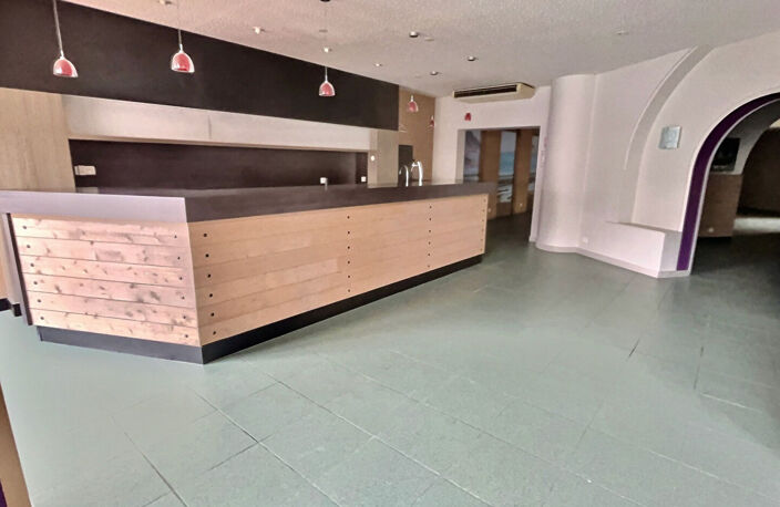 Sur la commune de Villeneuve sur Lot, ce local commercial d'une surface de 260 m2 avec parking à proximité n'attend que vous ! Idéalement situé au coeur de la Bastide, il se compose d'un sas d'entrée et de trois grandes salles. Vous y trouverez également — photo 2