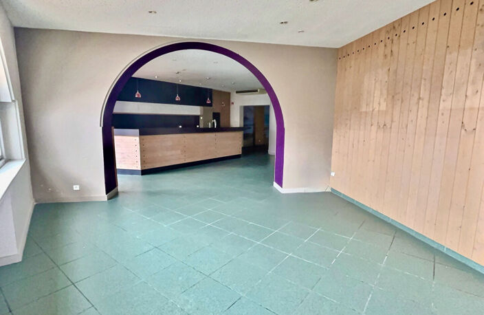 Sur la commune de Villeneuve sur Lot, ce local commercial d'une surface de 260 m2 avec parking à proximité n'attend que vous ! Idéalement situé au coeur de la Bastide, il se compose d'un sas d'entrée et de trois grandes salles. Vous y trouverez également — photo 4