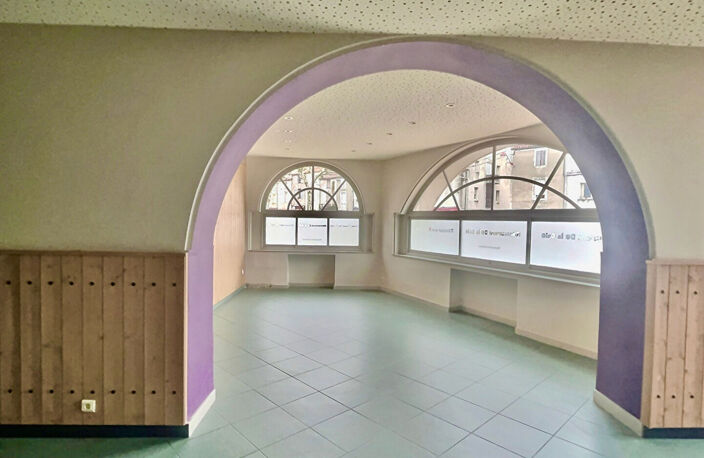 Sur la commune de Villeneuve sur Lot, ce local commercial d'une surface de 260 m2 avec parking à proximité n'attend que vous ! Idéalement situé au coeur de la Bastide, il se compose d'un sas d'entrée et de trois grandes salles. Vous y trouverez également — photo 5