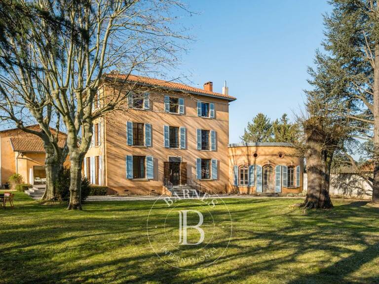 Vourles - Maison familiale de 307 m² environ et dépendances - Terrain de 3000 m² - 6 chambres - Piscine — photo 1