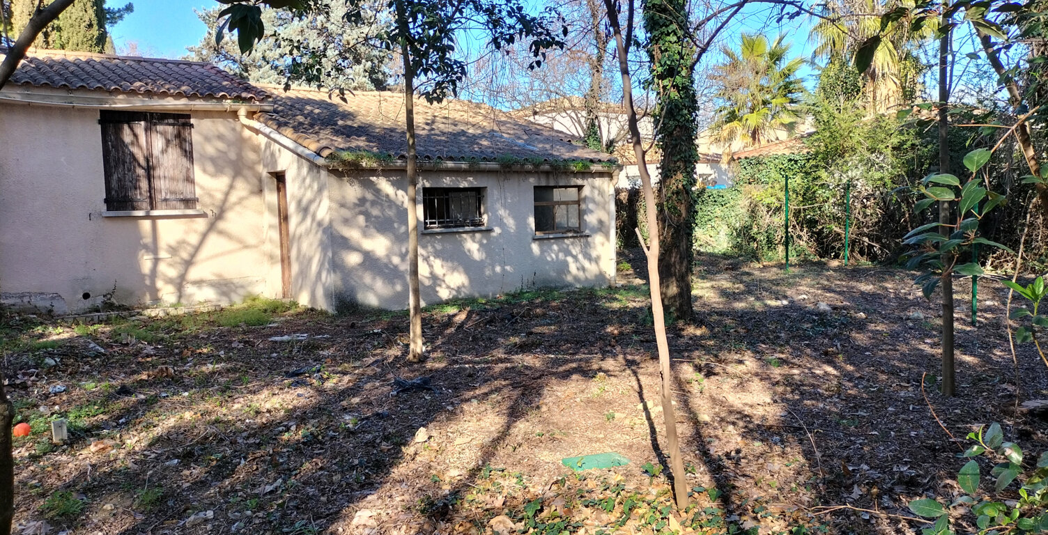 Saint André de Sangonis. Bâtiment sur 640m2 de jardin — photo 1
