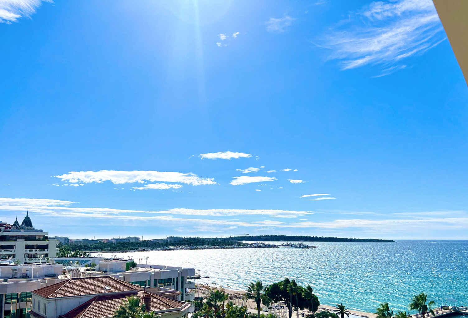 CANNES CENTRE CROISETTE PIED DANS L'EAU PENTHOUSE T3 VUE MER — photo 1