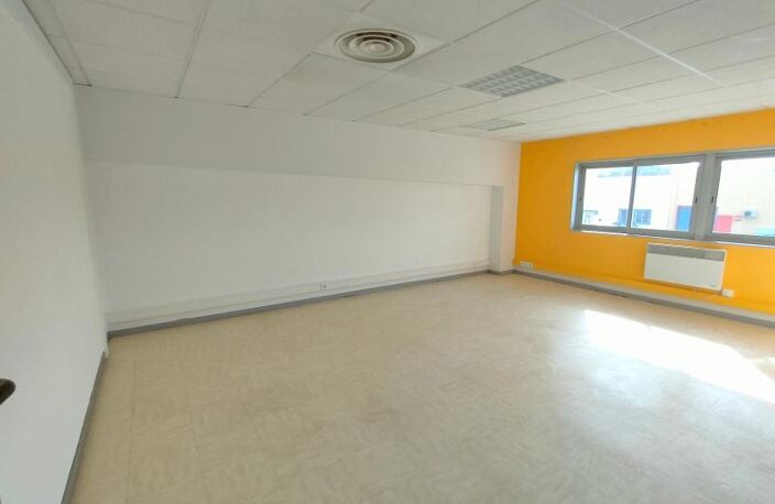 Location bureau 6 pièces  à Martigues (13500) — photo 2