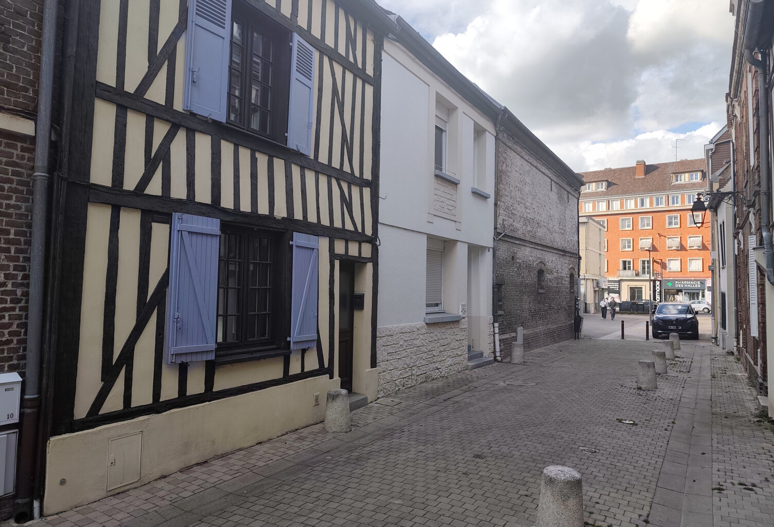 PLEIN CENTRE VILLE, MAISON ANCIENNE DE CARACTERE AVEC STUDIO — photo 1