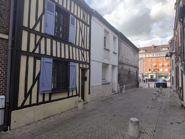 PLEIN CENTRE VILLE, MAISON ANCIENNE DE CARACTERE AVEC STUDIO — photo du bien