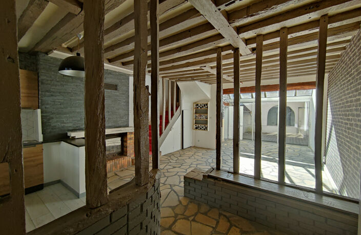 PLEIN CENTRE VILLE, MAISON ANCIENNE DE CARACTERE AVEC STUDIO — photo 3