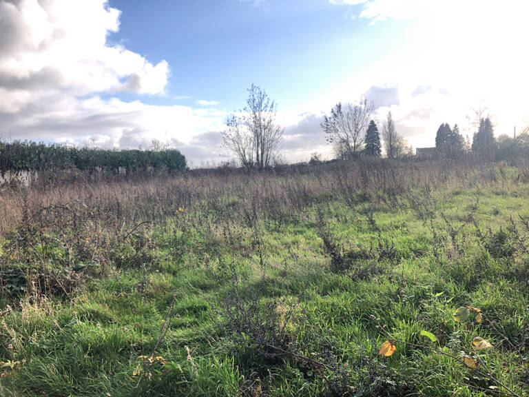 JOLI TERRAIN À BÂTIR CLOS ET VIABILISE D' UNE SURFACE DE 970 — photo 1